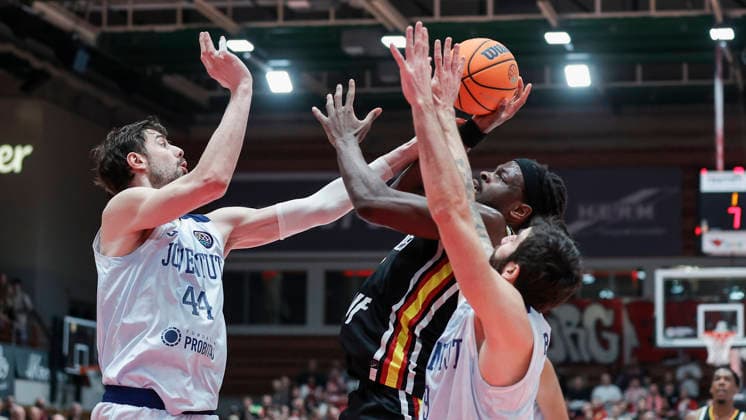 Im Bild: v.li. Ante Tomic (Joventut Badalona, 44), Charles Thompson (Wuerzburg Baskets, 32) und Ricky Rubio (Joventut Badalona, 9) 03.02.2026, Fitness First Wuerzburg Baskets vs. Joventut Badalona, Basketball Champions League, Round of 16, Group K, 3. Spieltag, Deutschland, 97072, tectake-Arena Wuerzburg, Copyright: HMBxMedia xJulienxBecker