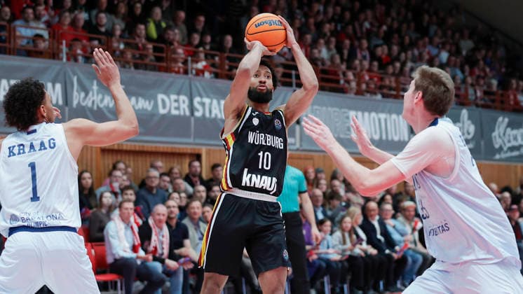 Im Bild: Davion Mintz (Wuerzburg Baskets, 10) mit dem Dreier 03.02.2026, Fitness First Wuerzburg Baskets vs. Joventut Badalona, Basketball Champions League, Round of 16, Group K, 3. Spieltag, Deutschland, 97072, tectake-Arena Wuerzburg, Copyright: HMBxMedia xJulienxBecker