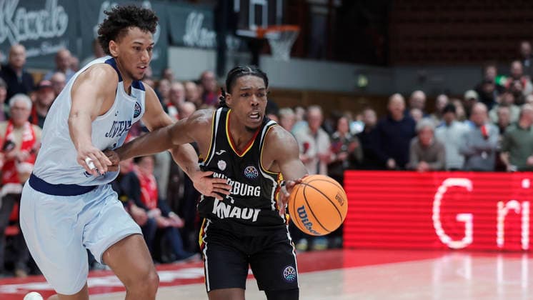 Im Bild: v.li. Yannick Kraag (Joventut Badalona, 1) gegen Marcus Carr(Wuerzburg Baskets, 5) 03.02.2026, Fitness First Wuerzburg Baskets vs. Joventut Badalona, Basketball Champions League, Round of 16, Group K, 3. Spieltag, Deutschland, 97072, tectake-Arena Wuerzburg, Copyright: HMBxMedia xJulienxBecker