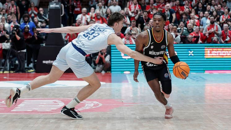 Im Bild: v.li. Michael Ruzic (Joventut Badalona, 23) gegen Marcus Carr(Wuerzburg Baskets, 5) 03.02.2026, Fitness First Wuerzburg Baskets vs. Joventut Badalona, Basketball Champions League, Round of 16, Group K, 3. Spieltag, Deutschland, 97072, tectake-Arena Wuerzburg, Copyright: HMBxMedia xJulienxBecker