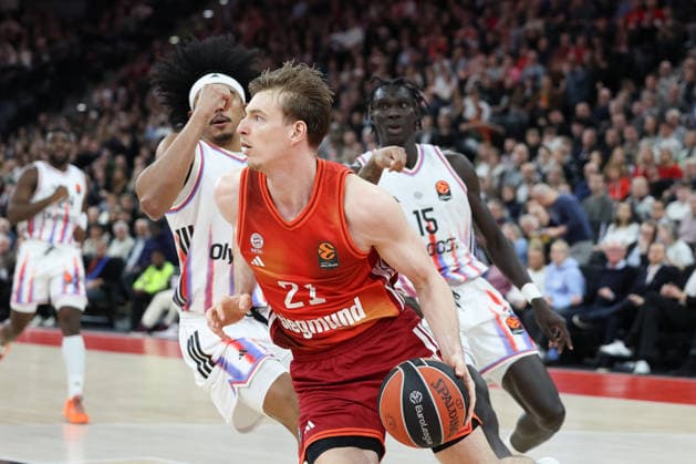 Justuz Hollatz (FC Bayern Basketball, 21) mit Jared Rhoden (Paris Basketball, 08) und Mouhamed Faye (Paris Basketball, 15), GER, FC Bayern Basketball vs. Paris Basketball, Basketball, Euroleague, 26. Spieltag, Saison 2025 2026, 03.02.2026, GER, FC Bayern Basketball vs. Paris Basketball, Basketball, Euroleague, 26. Spieltag, Saison 2025 2026, 03.02.2026 Muenchen Copyright: xEibner-Pressefoto JennixMaulx EP_JML