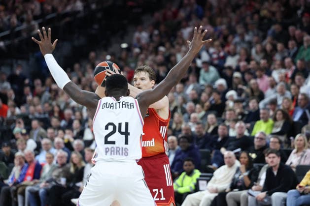 Justuz Hollatz (FC Bayern Basketball, 21) mit Yakuba Ouattara (Paris Basketball, 24), GER, FC Bayern Basketball vs. Paris Basketball, Basketball, Euroleague, 26. Spieltag, Saison 2025 2026, 03.02.2026, GER, FC Bayern Basketball vs. Paris Basketball, Basketball, Euroleague, 26. Spieltag, Saison 2025 2026, 03.02.2026 Muenchen Copyright: xEibner-Pressefoto JennixMaulx EP_JML