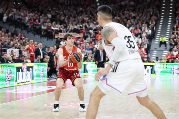 Justinian Jessup (FC Bayern Basketball, 10) mit Derek Willis (Paris Basketball, 35), GER, FC Bayern Basketball vs. Paris Basketball, Basketball, Euroleague, 26. Spieltag, Saison 2025 2026, 03.02.2026, GER, FC Bayern Basketball vs. Paris Basketball, Basketball, Euroleague, 26. Spieltag, Saison 2025 2026, 03.02.2026 Muenchen Copyright: xEibner-Pressefoto JennixMaulx EP_JML