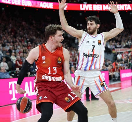 Andreas Obst (FC Bayern Basketball, 13) mit Sebastian Herrera (Paris Basketball, 07), GER, FC Bayern Basketball vs. Paris Basketball, Basketball, Euroleague, 26. Spieltag, Saison 2025 2026, 03.02.2026, GER, FC Bayern Basketball vs. Paris Basketball, Basketball, Euroleague, 26. Spieltag, Saison 2025 2026, 03.02.2026 Muenchen Copyright: xEibner-Pressefoto JennixMaulx EP_JML