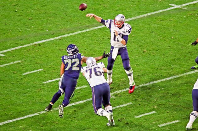Sebastian Vollmer (76, Patriots) blockt DE Michael Bennett (72, Seahawks) und verschafft QB Tom Brady (12 Patriots) Zeit beim 28:24 Sieg der New England Patriots über die Seattle Seahawks - 01.02.2015 Super Bowl XLIX, Seattle Seahawks vs. New England Patriots, University of Phoenix Stadium, Glendale