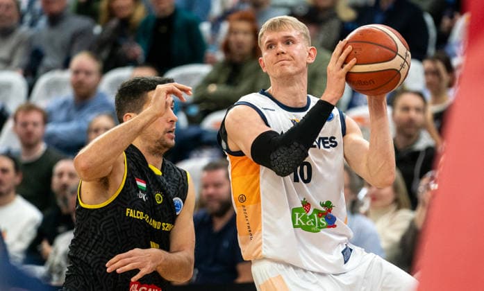 4.2.2026, Basketball, Herren, FIBA Europe Cup, Saison 2025 26, 2. Gruppenphase, Gruppe K, 5. Spieltag, Rostock Seawolves - Falco Vulcano Energia KC Szombathely Åukasz Kolenda (Rostock Seawolves, re.) gegen Zoltan Perl (Falco Vulcano Energia KC Szombathely, li.) Rostock Stadthalle Mecklenburg-Vorpommern Deutschland
