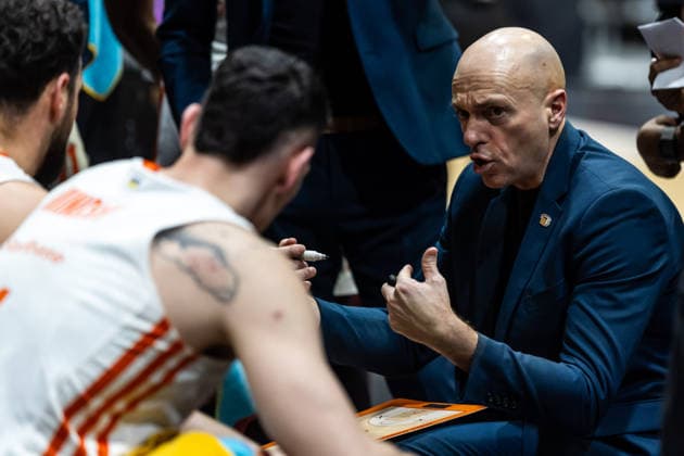 GER, BKT EuroCup, Saison 2025 2026, Niners Chemnitz - Dolomiti Energia Trento. 04.02.2026, Messe, Chemnitz, GER, BKT EuroCup, Saison 2025 2026, Niners Chemnitz - Dolomiti Energia Trento. Rodrigo Pastore (Head Coach), Niners Chemnitz spricht mit seinen Spielern Foto Alexander Trienitz Chemnitz Messe Sachsen Deutschland