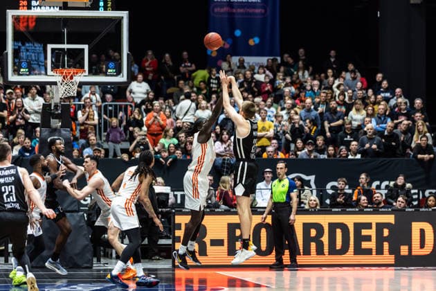 GER, BKT EuroCup, Saison 2025 2026, Niners Chemnitz - Dolomiti Energia Trento. 04.02.2026, Messe, Chemnitz, GER, BKT EuroCup, Saison 2025 2026, Niners Chemnitz - Dolomiti Energia Trento. Peyton Aldridge (Tolomiti Energia Trento 22), Aher Uguak (Niners Chemnitz, 1) Foto Alexander Trienitz Chemnitz Messe Sachsen Deutschland