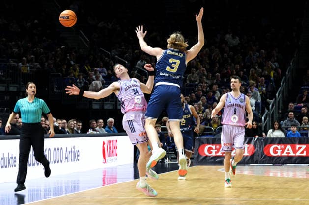 DEU, Europapokal, ALBA vs. AS Karditsa Iaponiki, 04.02.2026, Uber-Arena, Berlin, DEU, Europapokal, ALBA vs. AS Karditsa Iaponiki, im Bild Justin Bean (ALBA Berlin 34), JONAS MATTISSECK (ALBA Berlin 9), Noah Horchler (Karditsa Iaponiki 3)