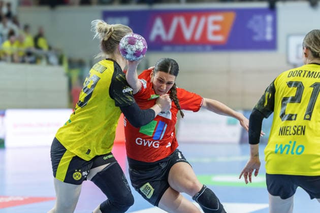 Emma Olsson (BVB-Damen, 29), Engelina Alida Corona Molenaar (Halle, 7), Kaja Kamp Nielsen (BVB-Damen, 21), SV Union Halle-Neustadt vs. Borussia Dortmund, Alsco Handball Bundesliga Frauen, Saison 2025 26, 16. Spieltag, 04.02.2026 Halle SWH Arena Sachsen-Anhalt Deutschland