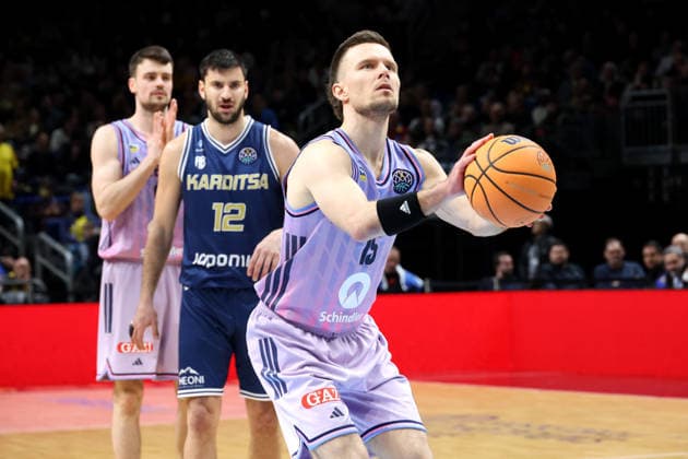 DEU, Europapokal, ALBA vs. AS Karditsa Iaponiki, 04.02.2026, Uber-Arena, Berlin, DEU, Europapokal, ALBA vs. AS Karditsa Iaponiki, im Bild Freiwurf von Martin Hermannsson (ALBA Berlin 15), JONAS MATTISSECK (ALBA Berlin 9), Nikolaos Diplaros (Karditsa Iaponiki 12)