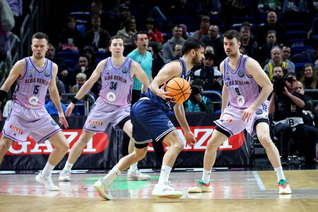 DEU, Europapokal, ALBA vs. AS Karditsa Iaponiki, 04.02.2026, Uber-Arena, Berlin, DEU, Europapokal, ALBA vs. AS Karditsa Iaponiki, im Bild Martin Hermannsson (ALBA Berlin 15), Justin Bean (ALBA Berlin 34), JONAS MATTISSECK (ALBA Berlin 9), Nikolaos Diplaros (Karditsa Iaponiki 12)