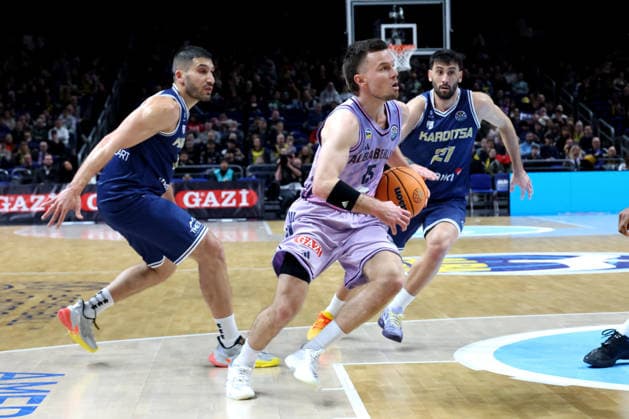 DEU, Europapokal, ALBA vs. AS Karditsa Iaponiki, 04.02.2026, Uber-Arena, Berlin, DEU, Europapokal, ALBA vs. AS Karditsa Iaponiki, im Bild Martin Hermannsson (ALBA Berlin 15), Georgos Kamperidis (Karditsa Iaponiki 21), Leonidas Kaselakis (Karditsa Iaponiki 14)