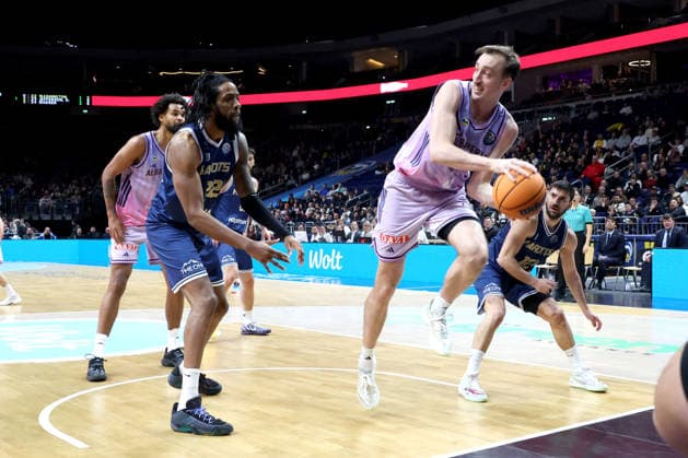 DEU, Europapokal, ALBA vs. AS Karditsa Iaponiki, 04.02.2026, Uber-Arena, Berlin, DEU, Europapokal, ALBA vs. AS Karditsa Iaponiki, im Bild Moses Wood (ALBA Berlin 11), Warren Washington (Karditsa Iaponiki 22)
