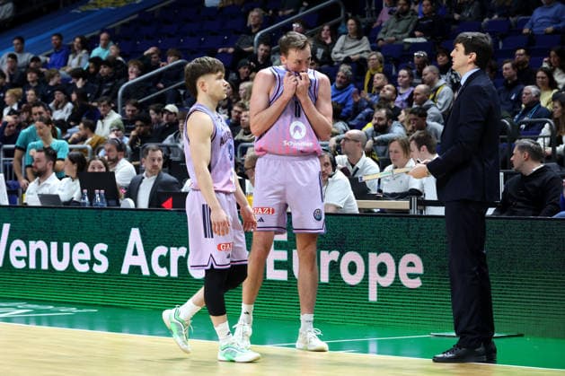 DEU, Europapokal, ALBA vs. AS Karditsa Iaponiki, 04.02.2026, Uber-Arena, Berlin, DEU, Europapokal, ALBA vs. AS Karditsa Iaponiki, im Bild CHEFTRAINER Pedro Calles (ALBA Berlin), Moses Wood (ALBA Berlin 11), Bennet Hundt (ALBA Berlin 33)
