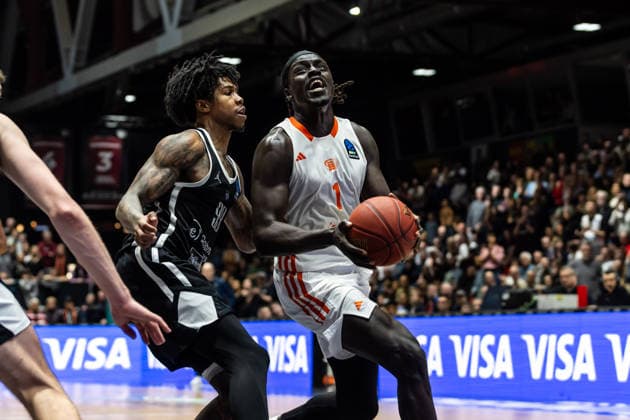 GER, BKT EuroCup, Saison 2025 2026, Niners Chemnitz - Dolomiti Energia Trento. 04.02.2026, Messe, Chemnitz, GER, BKT EuroCup, Saison 2025 2026, Niners Chemnitz - Dolomiti Energia Trento. Aher Uguak (Niners Chemnitz, 1), Khalif Battle (Tolomiti Energia Trento 99) Foto Alexander Trienitz Chemnitz Messe Sachsen Deutschland
