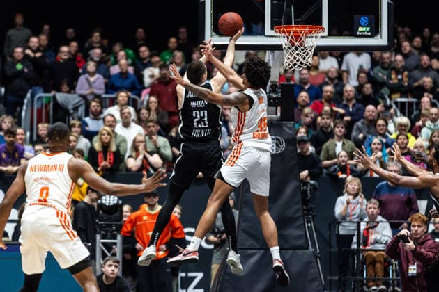GER, BKT EuroCup, Saison 2025 2026, Niners Chemnitz - Dolomiti Energia Trento. 04.02.2026, Messe, Chemnitz, GER, BKT EuroCup, Saison 2025 2026, Niners Chemnitz - Dolomiti Energia Trento. Andrej Jakimovski (Tolomiti Energia Trento 23), Roman Bedime (Niners Chemnitz, 35) Foto Alexander Trienitz Chemnitz Messe Sachsen Deutschland