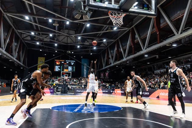 GER, BKT EuroCup, Saison 2025 2026, Niners Chemnitz - Dolomiti Energia Trento. 04.02.2026, Messe, Chemnitz, GER, BKT EuroCup, Saison 2025 2026, Niners Chemnitz - Dolomiti Energia Trento. Aher Uguak (Niners Chemnitz, 1) bei einem Freiwurf Foto Alexander Trienitz Chemnitz Messe Sachsen Deutschland