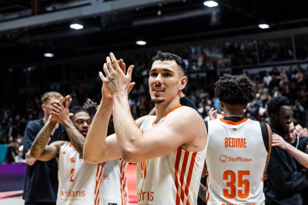 GER, BKT EuroCup, Saison 2025 2026, Niners Chemnitz - Dolomiti Energia Trento. 04.02.2026, Messe, Chemnitz, GER, BKT EuroCup, Saison 2025 2026, Niners Chemnitz - Dolomiti Energia Trento. Yordan Minchev (Niners Chemnitz, 91) bedankt sich bei den Fans Foto Alexander Trienitz Chemnitz Messe Sachsen Deutschland