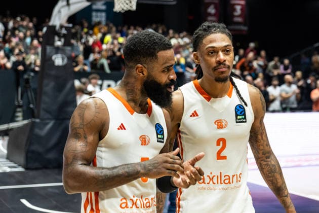 GER, BKT EuroCup, Saison 2025 2026, Niners Chemnitz - Dolomiti Energia Trento. 04.02.2026, Messe, Chemnitz, GER, BKT EuroCup, Saison 2025 2026, Niners Chemnitz - Dolomiti Energia Trento. Corey Davis Jr. (Niners Chemnitz, 5), Nike Sibande (Niners Chemnitz, 2) Foto Alexander Trienitz Chemnitz Messe Sachsen Deutschland