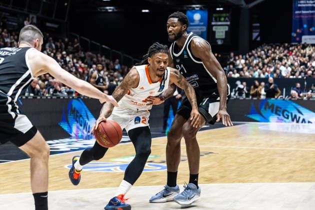 GER, BKT EuroCup, Saison 2025 2026, Niners Chemnitz - Dolomiti Energia Trento. 04.02.2026, Messe, Chemnitz, GER, BKT EuroCup, Saison 2025 2026, Niners Chemnitz - Dolomiti Energia Trento. Nike Sibande (Niners Chemnitz, 2), Selom Mawugbe (Tolomiti Energia Trento 21) Foto Alexander Trienitz Chemnitz Messe Sachsen Deutschland