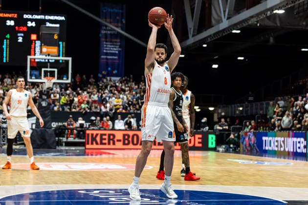 GER, BKT EuroCup, Saison 2025 2026, Niners Chemnitz - Dolomiti Energia Trento. 04.02.2026, Messe, Chemnitz, GER, BKT EuroCup, Saison 2025 2026, Niners Chemnitz - Dolomiti Energia Trento. Jordan Schakel (Niners Chemnitz, 8) bei einem Freiwurf Foto Alexander Trienitz Chemnitz Messe Sachsen Deutschland