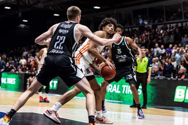 GER, BKT EuroCup, Saison 2025 2026, Niners Chemnitz - Dolomiti Energia Trento. 04.02.2026, Messe, Chemnitz, GER, BKT EuroCup, Saison 2025 2026, Niners Chemnitz - Dolomiti Energia Trento. Roman Bedime (Niners Chemnitz, 35), Peyton Aldridge (Tolomiti Energia Trento 22) Foto Alexander Trienitz Chemnitz Messe Sachsen Deutschland