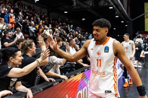 GER, BKT EuroCup, Saison 2025 2026, Niners Chemnitz - Dolomiti Energia Trento. 04.02.2026, Messe, Chemnitz, GER, BKT EuroCup, Saison 2025 2026, Niners Chemnitz - Dolomiti Energia Trento. Kostja Mushidi (Niners Chemnitz, 11) bedankt sich bei den Fans Foto Alexander Trienitz Chemnitz Messe Sachsen Deutschland