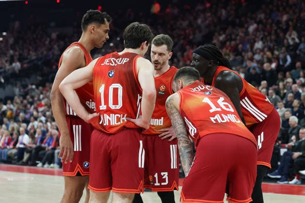 Teambesprechung, Justinian Jessup (FC Bayern Basketball, 10) mit Oscar da Silva (FC Bayern Basketball, 01) und Andreas Obst (FC Bayern Basketball, 13), mit Wenyen Gabriel (FC Bayern Basketball, 32) und Stefan Jovic (FC Bayern Basketball, 16), GER, FC Bayern Basketball vs. AS Monaco, Basketball, Euroleague, 27. Spieltag, Saison 2025 2026, 05.02.2026, GER, FC Bayern Basketball vs. AS Monaco, Basketball, Euroleague, 27. Spieltag, Saison 2025 2026, 05.02.2026 Muenchen Copyright: xEibner-Pressefoto JennixMaulx EP_JML