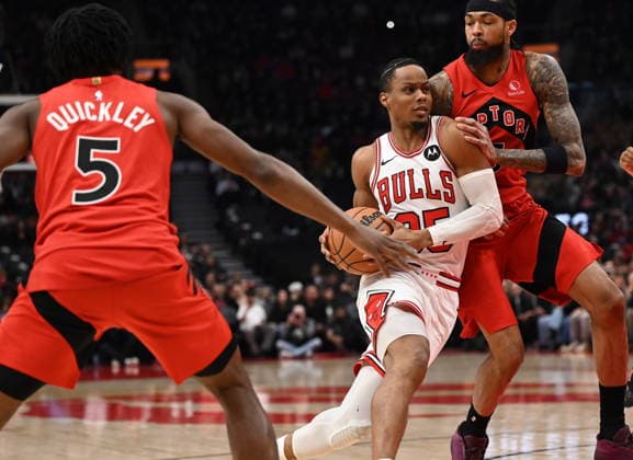 February 5, 2026, Toronto, On, Canada: Chicago Bulls Isaac Okoro (35) drives between Toronto Raptors Immanuel Quickley (5) and Brandon Ingram (3) during first half NBA, Basketball Herren, USA basketball game action in Toronto on Thursday, Feb. 5, 2026. Isaac Okoro, Immanuel Quickley, - ZUMAc35_ 20260205_zaf_c35_152 Copyright: xJonxBlackerx