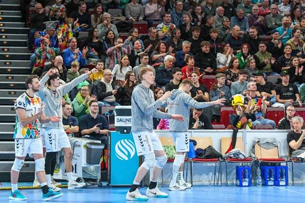 Die Spieler von den Powervolleys Düren jubeln über einen Punkt, Jubel, celebrate the point, celebration, Action, Aktion , 06.02.2026, Düren (Deutschland), Volleyball, 1. Bundesliga Männer, SWD Powervolleys Düren - FT 1844 Freiburg