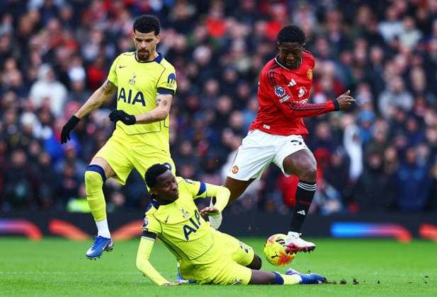 Kobbie Mainoo of Manchester United, ManU and Pape Matar Sarr of Tottenham Hotspur Manchester United v Tottenham Hotspur, Premier League, Football, Old Trafford, Manchester, UK - 07 Feb 2026Manchester Old Trafford United Kingdom EDITORIAL USE ONLY No use with unauthorised audio, video, data, fixture lists, club league logos or live services. Online in-match use limited to 120 images, no video emulation. No use in betting, games or single club league player publications. Copyright: xMattxWest Shutterstockx 16524093r