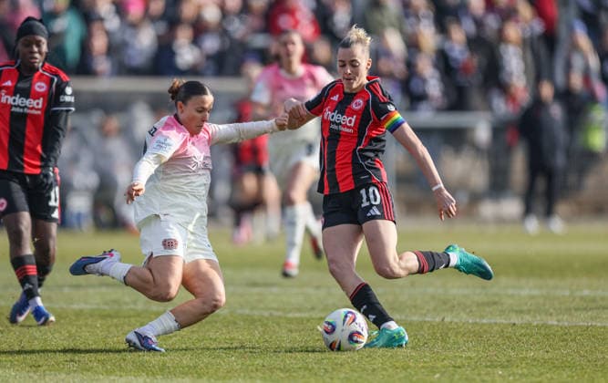 GER, Frankfurt, Eintracht Frankfurt vs Bayer 04 Leverkusen, Google Pixel Bundesliga, Fussball, DFB, Spielzeit 2024 2026, Stadion am Bretanobad, 17. Spieltag im Bild v.l.: Estrella Merino Gonzalez (Bayer Leverkusen 10), Laura Freigang (Eintracht Frankfurt Frauen 10), Zweikampf DFB DFL REGULATIONS PROHIBIT ANY USE OF PHOTOGRAPHS AS IMAGE SEQUENCES AND OR QUASI-VIDEO, 07.02.2026 Copyright: HMBxMedia HendrikxHamelau