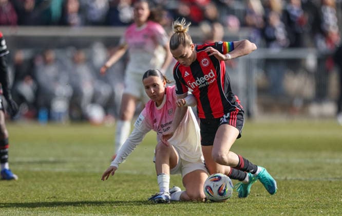 GER, Frankfurt, Eintracht Frankfurt vs Bayer 04 Leverkusen, Google Pixel Bundesliga, Fussball, DFB, Spielzeit 2024 2026, Stadion am Bretanobad, 17. Spieltag im Bild v.l.: Estrella Merino Gonzalez (Bayer Leverkusen 10), Laura Freigang (Eintracht Frankfurt Frauen 10), Zweikampf DFB DFL REGULATIONS PROHIBIT ANY USE OF PHOTOGRAPHS AS IMAGE SEQUENCES AND OR QUASI-VIDEO, 07.02.2026 Copyright: HMBxMedia HendrikxHamelau