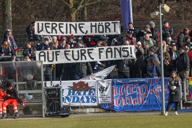 GER, Frankfurt, Eintracht Frankfurt vs Bayer 04 Leverkusen, Google Pixel Bundesliga, Fussball, DFB, Spielzeit 2024 2026, Stadion am Bretanobad, 17. Spieltag im Bild: Fanbotschaft Eintracht Frankfurt, Protest DFB DFL REGULATIONS PROHIBIT ANY USE OF PHOTOGRAPHS AS IMAGE SEQUENCES AND OR QUASI-VIDEO, 07.02.2026 Copyright: HMBxMedia HendrikxHamelau