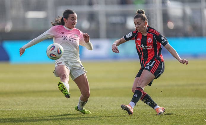 GER, Frankfurt, Eintracht Frankfurt vs Bayer 04 Leverkusen, Google Pixel Bundesliga, Fussball, DFB, Spielzeit 2024 2026, Stadion am Bretanobad, 17. Spieltag im Bild v.l.: Loreen Bender (Bayer Leverkusen), Nina Lührsen (Eintracht Frankfurt Frauen 11) DFB DFL REGULATIONS PROHIBIT ANY USE OF PHOTOGRAPHS AS IMAGE SEQUENCES AND OR QUASI-VIDEO, 07.02.2026 Copyright: HMBxMedia HendrikxHamelau