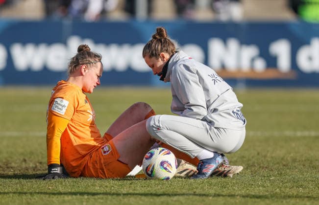 GER, Frankfurt, Eintracht Frankfurt vs Bayer 04 Leverkusen, Google Pixel Bundesliga, Fussball, DFB, Spielzeit 2024 2026, Stadion am Bretanobad, 17. Spieltag im Bild: Friederike Repohl (Bayer Leverkusen Frauen 27), Verletzung, Behandlung gegen Eintracht Frankfurt DFB DFL REGULATIONS PROHIBIT ANY USE OF PHOTOGRAPHS AS IMAGE SEQUENCES AND OR QUASI-VIDEO, 07.02.2026 Copyright: HMBxMedia HendrikxHamelau