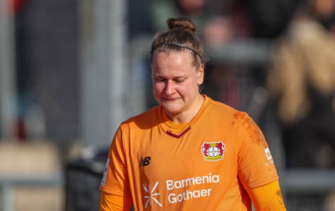 GER, Frankfurt, Eintracht Frankfurt vs Bayer 04 Leverkusen, Google Pixel Bundesliga, Fussball, DFB, Spielzeit 2024 2026, Stadion am Bretanobad, 17. Spieltag im Bild: Tränen bei Friederike Repohl (Bayer Leverkusen Frauen 27) nach der Auswechslung, Emotionen DFB DFL REGULATIONS PROHIBIT ANY USE OF PHOTOGRAPHS AS IMAGE SEQUENCES AND OR QUASI-VIDEO, 07.02.2026 Copyright: HMBxMedia HendrikxHamelau