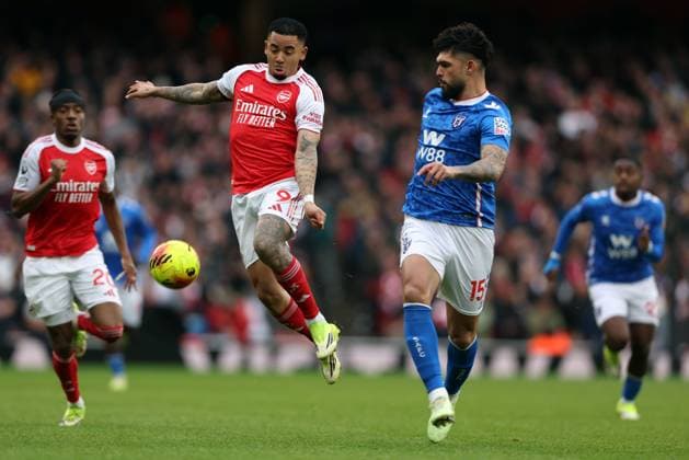 Gabriel Jesus of Arsenal and Omar Alderete of Sunderland in action Arsenal v Sunderland, Premier League, Football, Emirates Stadium, London, UK - 07 Feb 2026London Emirates Stadium United Kingdom EDITORIAL USE ONLY No use with unauthorised audio, video, data, fixture lists, club league logos or live services. Online in-match use limited to 120 images, no video emulation. No use in betting, games or single club league player publications. Copyright: xKieranxMcManus Shutterstockx 16524338l
