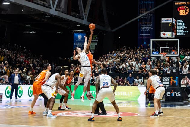 GER, easy-Credit Basketball-Bundesliga, Niners Chemnitz - Syntainics MBC. 07.02.2026, Messe, Chemnitz, GER, easy-Credit Basketball-Bundesliga, Niners Chemnitz - Syntainics MBC. Tipp off, Jure Planinic (Syntainics MBC, 44), Roman Bedime (Niners Chemnitz, 35) Foto Alexander Trienitz Chemnitz Messe Sachsen Deutschland