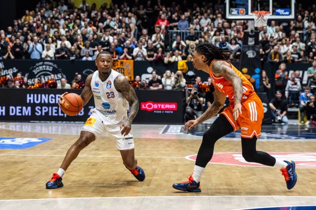 GER, easy-Credit Basketball-Bundesliga, Niners Chemnitz - Syntainics MBC. 07.02.2026, Messe, Chemnitz, GER, easy-Credit Basketball-Bundesliga, Niners Chemnitz - Syntainics MBC. Charles Callison (Syntainics MBC, 23), Nike Sibande (Niners Chemnitz, 2) Foto Alexander Trienitz Chemnitz Messe Sachsen Deutschland