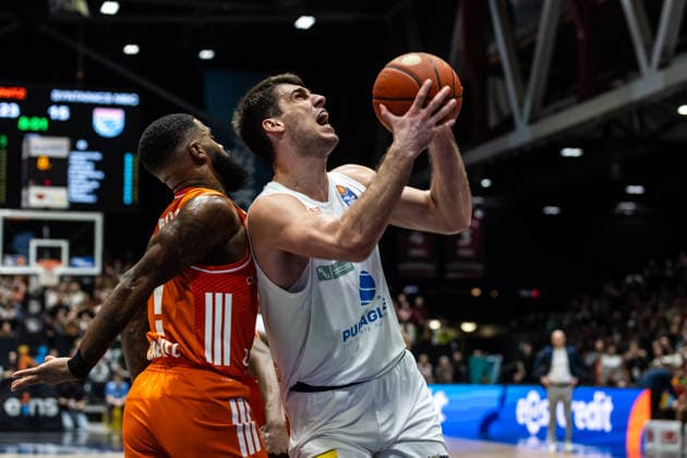 GER, easy-Credit Basketball-Bundesliga, Niners Chemnitz - Syntainics MBC. 07.02.2026, Messe, Chemnitz, GER, easy-Credit Basketball-Bundesliga, Niners Chemnitz - Syntainics MBC. Jure Planinic (Syntainics MBC, 44), Corey Davis Jr. (Niners Chemnitz, 5) Foto Alexander Trienitz Chemnitz Messe Sachsen Deutschland
