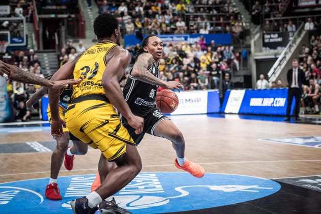 Austin Crowley (BMA365 Bamberg Baskets, 85) vs. Maxwell Dongmo Temoka (MHP RIESEN Ludwigsburg, 39) GER, MHP Riesen vs. BMA365 Bamberg Baskets, Basketball Bundesliga, easycredit BBL, 19. Spieltag, Spielzeit 2025 2026, 07.02.2026 GER, MHP Riesen vs. BMA365 Bamberg Baskets, Basketball Bundesliga, easycredit BBL, 19. Spieltag, Spielzeit 2025 2026, 07.02.2026 Ludwigsburg Copyright: xSandyxDinkelackerx EP_SDR
