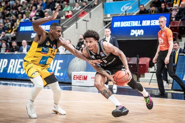 Demarcus Marquette Demonia (BMA365 Bamberg Baskets, 08) vs. Yorman Polas Bartolo (MHP RIESEN Ludwigsburg, 13) GER, MHP Riesen vs. BMA365 Bamberg Baskets, Basketball Bundesliga, easycredit BBL, 19. Spieltag, Spielzeit 2025 2026, 07.02.2026 GER, MHP Riesen vs. BMA365 Bamberg Baskets, Basketball Bundesliga, easycredit BBL, 19. Spieltag, Spielzeit 2025 2026, 07.02.2026 Ludwigsburg Copyright: xSandyxDinkelackerx EP_SDR