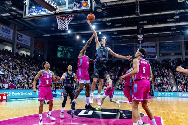 Joe Wieskamp (Science City Jena, 10) vs Jeff Garrett Jr. (Telekom Baskets Bonn, 04) Telekom Baskets Bonn vs. Science City Jena, Basketball, easy Credit BBL, 19. Spieltag, 2025 2026, 07.02.2026 Telekom Baskets Bonn vs. Science City Jena, Basketball, easy Credit BBL, 19. Spieltag, 2025 2026, 07.02.2026 Bonn Copyright: xEibner-Pressefoto GerhardxWingenx EP_GWR