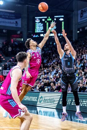 Robin Christen (Science City Jena, 08) vs Alijah Comithier (Telekom Baskets Bonn, 02) Telekom Baskets Bonn vs. Science City Jena, Basketball, easy Credit BBL, 19. Spieltag, 2025 2026, 07.02.2026 Telekom Baskets Bonn vs. Science City Jena, Basketball, easy Credit BBL, 19. Spieltag, 2025 2026, 07.02.2026 Bonn Copyright: xEibner-Pressefoto GerhardxWingenx EP_GWR