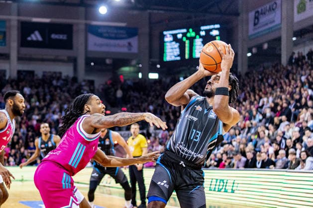 Keith Lee Braxton JR (Science City Jena, 13) vs Zach Cooks (Telekom Baskets Bonn, 03) Telekom Baskets Bonn vs. Science City Jena, Basketball, easy Credit BBL, 19. Spieltag, 2025 2026, 07.02.2026 Telekom Baskets Bonn vs. Science City Jena, Basketball, easy Credit BBL, 19. Spieltag, 2025 2026, 07.02.2026 Bonn Copyright: xEibner-Pressefoto GerhardxWingenx EP_GWR