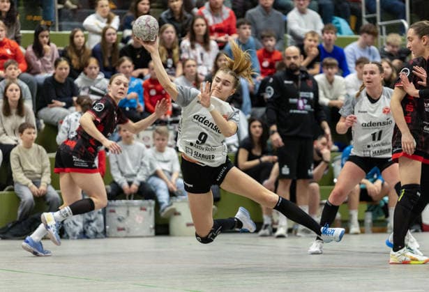 TG Nuertingen vs. HSG Freiburg, Handball,2.Alsco Handball Bundesliga Frauen, Spieltag 17, Saison 2025 2026, 07.02.2026 Mira Fassbinder (HSG Freiburg, 09HSG) beim Absprung TG Nuertingen vs. HSG Freiburg, Handball,2.Alsco Handball Bundesliga Frauen, Spieltag 17, Saison 2025 2026, 07.02.2026 Copyright: xEibner-Pressefoto DavidexDixGiovx EP_DGI