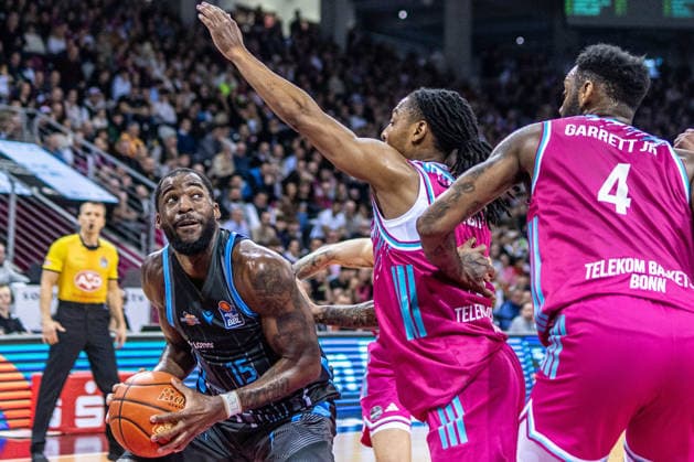 Nazihar Bohannon (Science City Jena, 15) vs Neuzugang Jalen Finch (Telekom Baskets Bonn, ), Jeff Garrett Jr. (Telekom Baskets Bonn, 04) Telekom Baskets Bonn vs. Science City Jena, Basketball, easy Credit BBL, 19. Spieltag, 2025 2026, 07.02.2026 Telekom Baskets Bonn vs. Science City Jena, Basketball, easy Credit BBL, 19. Spieltag, 2025 2026, 07.02.2026 Bonn Copyright: xEibner-Pressefoto GerhardxWingenx EP_GWR