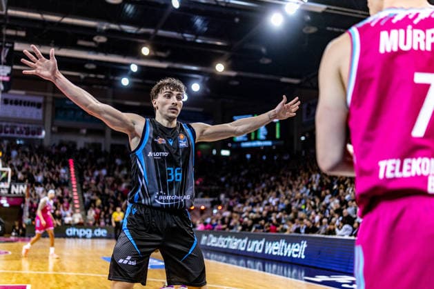 Kristofer Krause (Science City Jena, 36) versucht den Ball zu blocken Telekom Baskets Bonn vs. Science City Jena, Basketball, easy Credit BBL, 19. Spieltag, 2025 2026, 07.02.2026 Telekom Baskets Bonn vs. Science City Jena, Basketball, easy Credit BBL, 19. Spieltag, 2025 2026, 07.02.2026 Bonn Copyright: xEibner-Pressefoto GerhardxWingenx EP_GWR